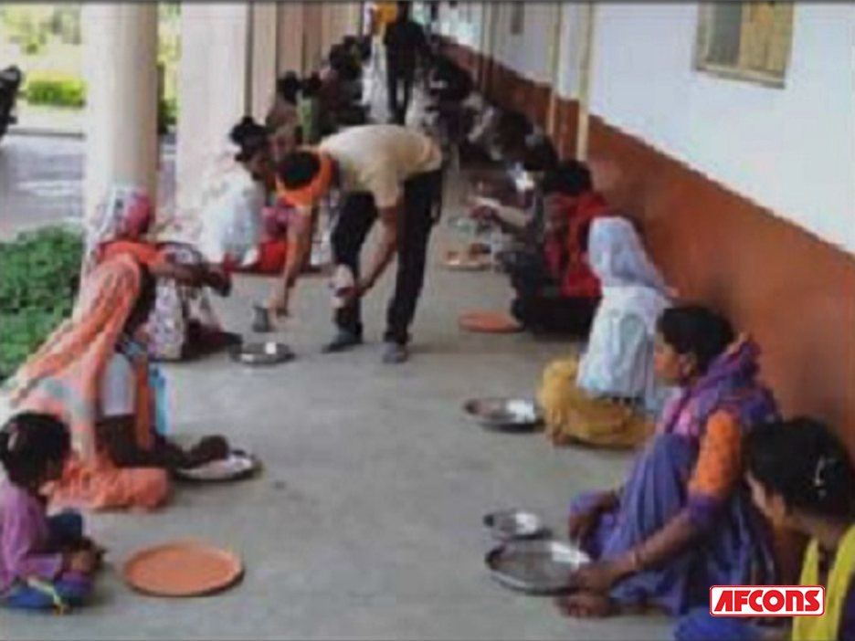 Meals provided to families stranded in temporary shelters at Wardha, Nagpur